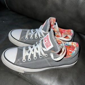 Women’s converse size 7